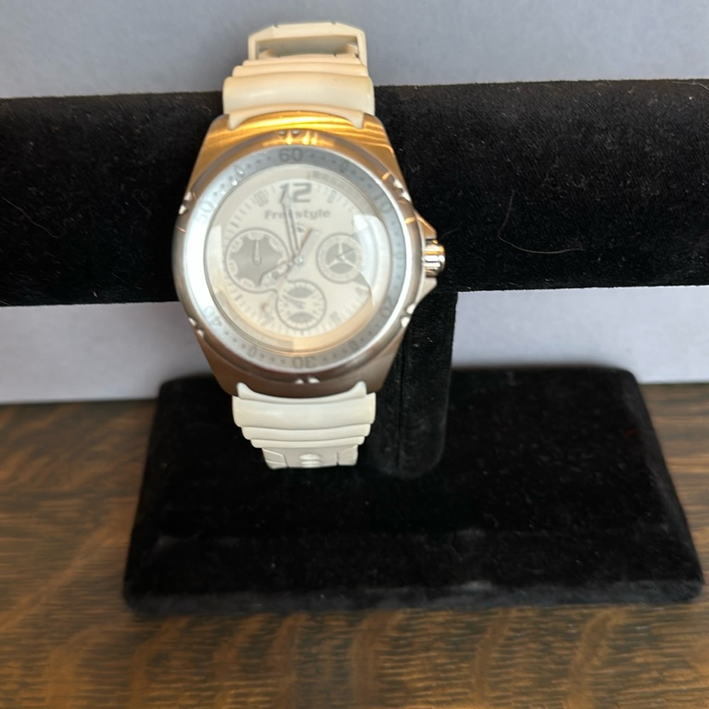 Freestyle Women's Hammerhead LDS 200 meter Waterproof Watch Sports features: